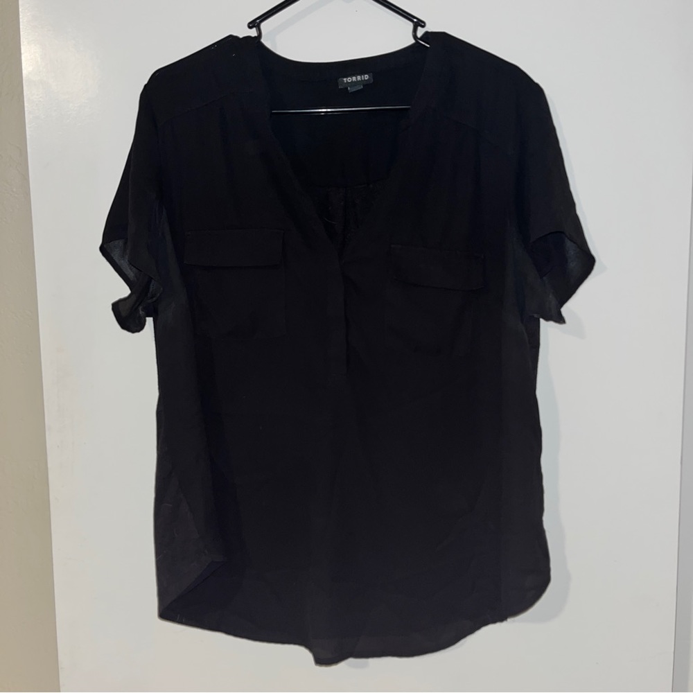 LAST DAY!! Nice Torrid work shirt 🎩 Soft and comfy!